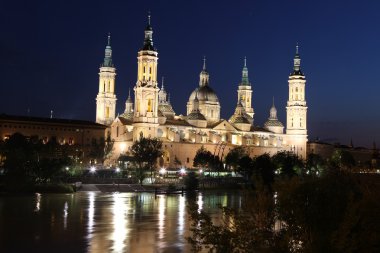 Görünüm virgen bazilikanın del pilar ve ebro Nehri'nin, zaragoza, aragon, İspanya