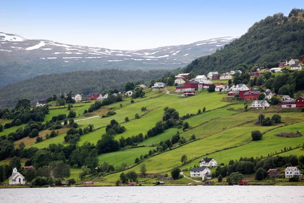 Ländliche norwegen - hafslo dorf am see hafslovatn — Stockfoto