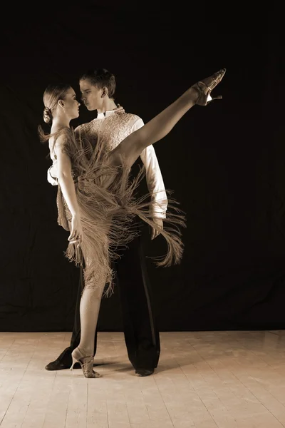 Bailarines latinos en el salón de baile — Foto de Stock