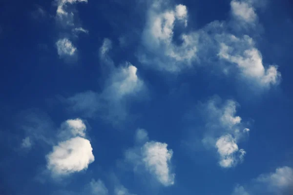 Beau ciel bleu dramatique avec des nuages — Photo