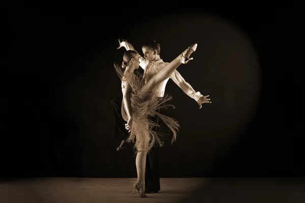 Latino танцюристи в танцювальне — стокове фото