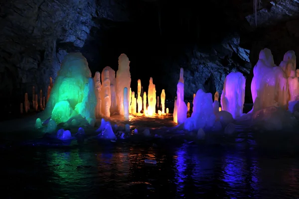 Fruset vatten stalagmiter i djupa marmor grotta, Ryssland — Stockfoto