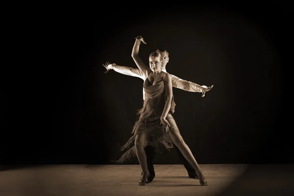 นักเต้นลาตินในห้องบอลรูม — ภาพถ่ายสต็อก