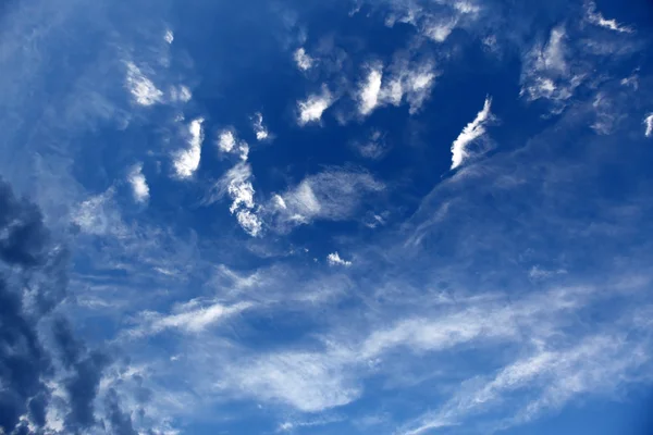 Krásná modrá obloha dramatické mraky — Stock fotografie