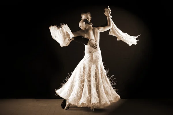 Danses latino dans la salle de bal — Photo