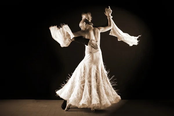 Bailarines latinos en el salón de baile —  Fotos de Stock