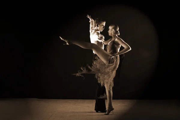 Latino dancers in ballroom — Stock Photo, Image