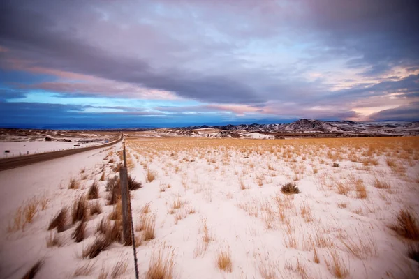 Hermosa puesta de sol en invierno Mt y nubes cielo, Montana, EE.UU. —  Fotos de Stock