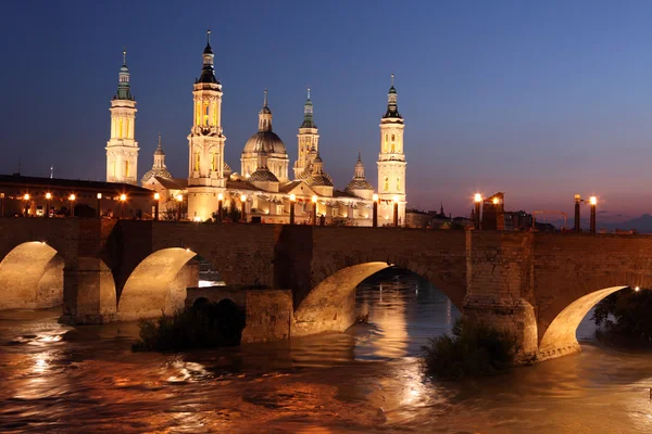 View of the basilica of the Virgen del Pilar and Ebro river — Stock Photo, Image