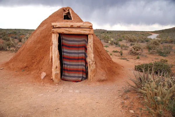 Hogan-Navajo casa indígena nativa — Foto de Stock