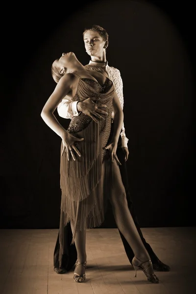 Bailarines latinos en el salón de baile — Foto de Stock