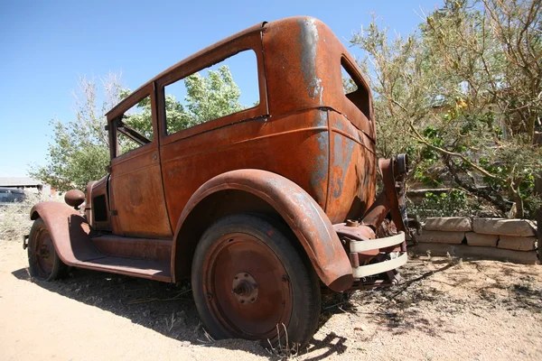 Viejo destruir coche americano abandonado, EE.UU. — Foto de Stock