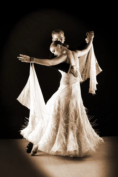 Dançarinos latinos no salão de baile — Fotografia de Stock