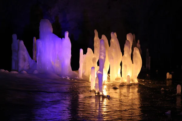 Stalagmit zmrzlé vody v hluboké mramorové jeskyně, Rusko — Stock fotografie