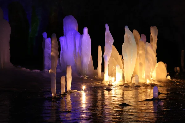 Fruset vatten stalagmiter i djupa marmor grotta, Ryssland — Stockfoto