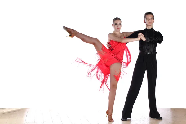 Latino tancerzy w sali balowej — Zdjęcie stockowe