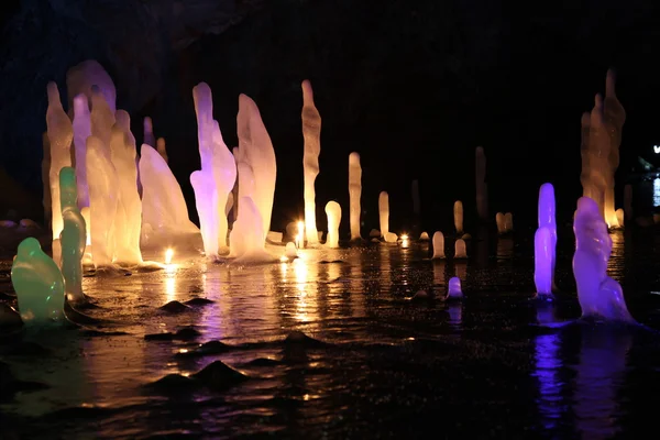 Stalagmit zmrzlé vody v hluboké mramorové jeskyně, Rusko — Stock fotografie