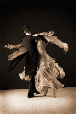 siyah arka plan üzerine izole balo dansçıları