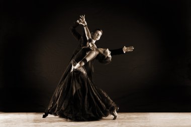 Latino dansçıları üzerine siyah izole balo salonu
