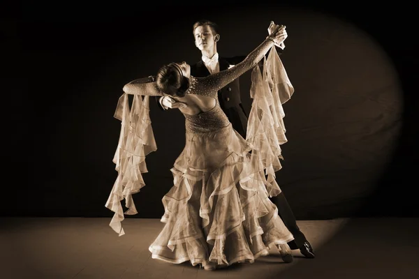 Latino dansers in balzaal tegen zwarte achtergrond — Stockfoto