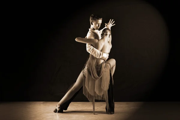 Dançarinos latinos no salão de baile contra no preto — Fotografia de Stock