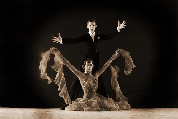 Bailarines en salón aislados sobre fondo negro — Foto de Stock