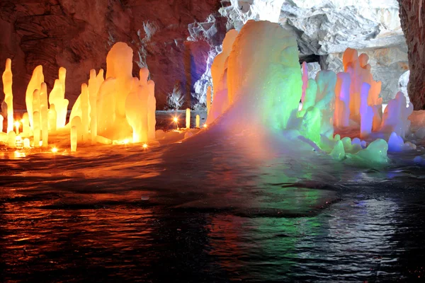 Stalagmite en cueva de mármol profundo, Rusia —  Fotos de Stock