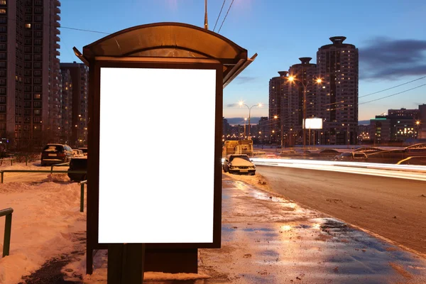 Panneau blanc à l'arrêt de bus — Photo