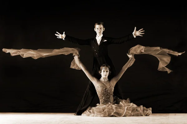 검은 배경에 대하여 볼룸 라틴 댄서 — 스톡 사진