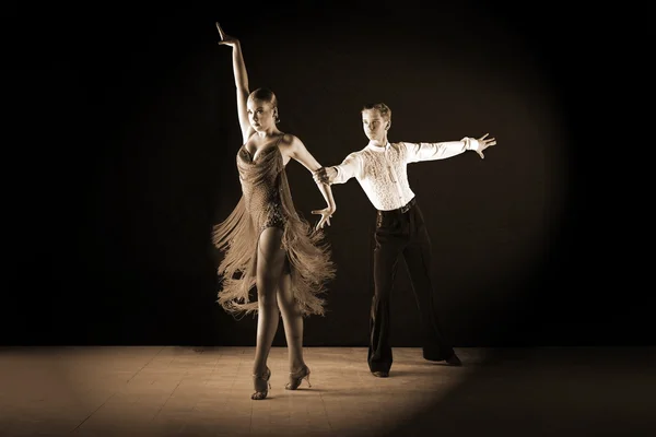 Dançarinos latinos em salão de baile isolado em preto — Fotografia de Stock