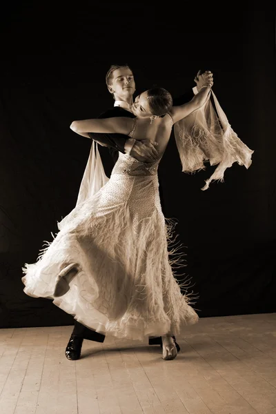 Dansers in ballroom tegen zwarte achtergrond — Stockfoto