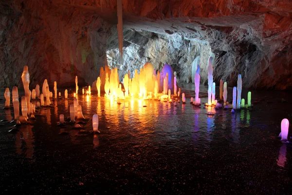 Stalagmit v hluboké mramorové jeskyně, Rusko — Stock fotografie