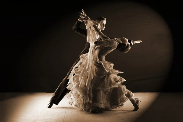 Tänzer im Ballsaal vor schwarzem Hintergrund — Stockfoto