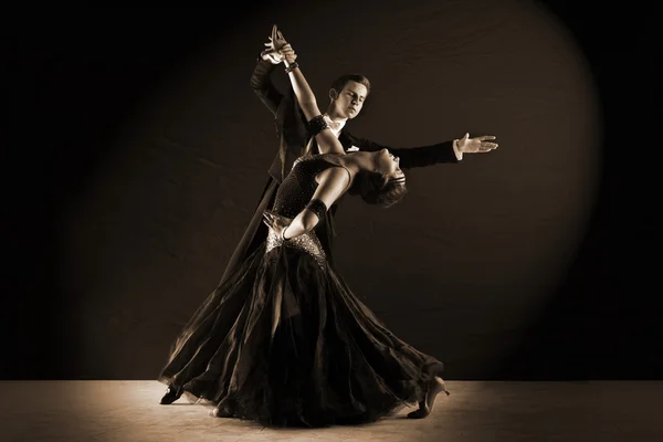 Danseurs en salle de bal isolés sur noir — Photo