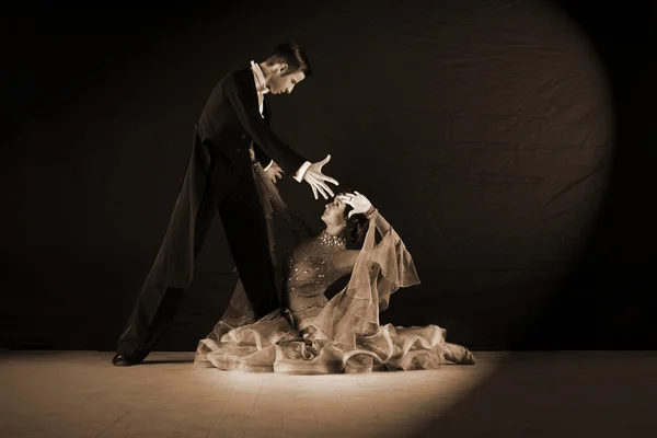 Danseurs dans la salle de bal sur fond noir — Photo