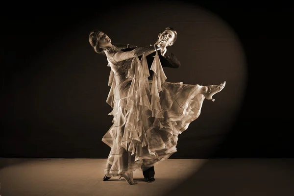 Bailarinos em salão contra fundo preto — Fotografia de Stock