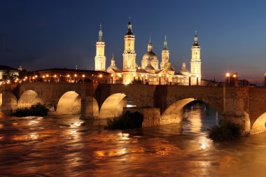 Virgen del pilar ve ebro Nehri'nin