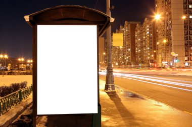 şehirde akşam otobüs durağında boş işareti