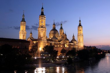 Virgen del pilar ve ebro Nehri'nin