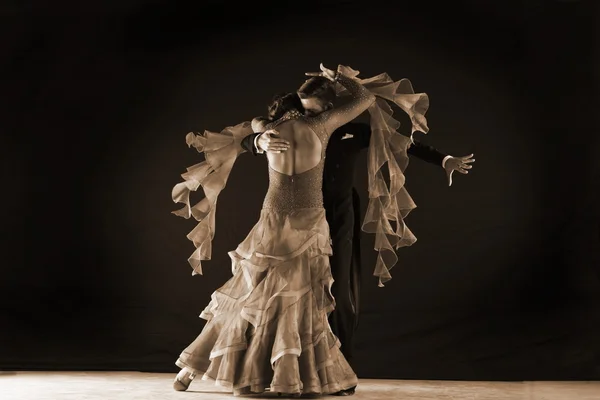 Bailarinos no salão contra no fundo preto — Fotografia de Stock