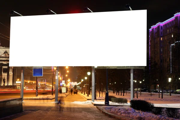 Empty cartelloni pubblicitari lungo la strada di sera in città — Foto Stock