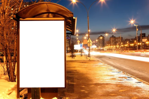 Señal en blanco en la parada de autobús en la ciudad de noche — Foto de Stock