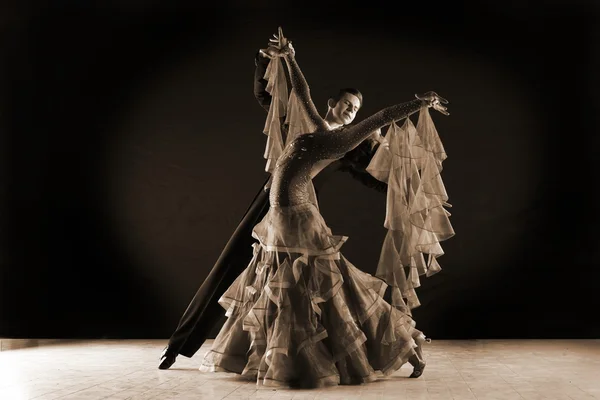 Danseurs dans la salle de bal sur fond noir — Photo