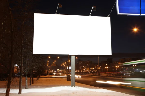 Anúncios vazios à beira da estrada à noite na cidade — Fotografia de Stock