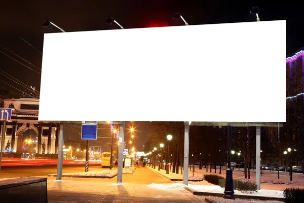 Leere Plakatwände am Straßenrand am Abend in der Stadt — Stockfoto