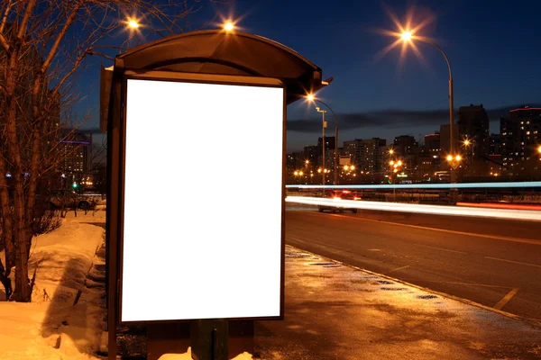 Señal en blanco en la parada de autobús en la ciudad de noche — Foto de Stock