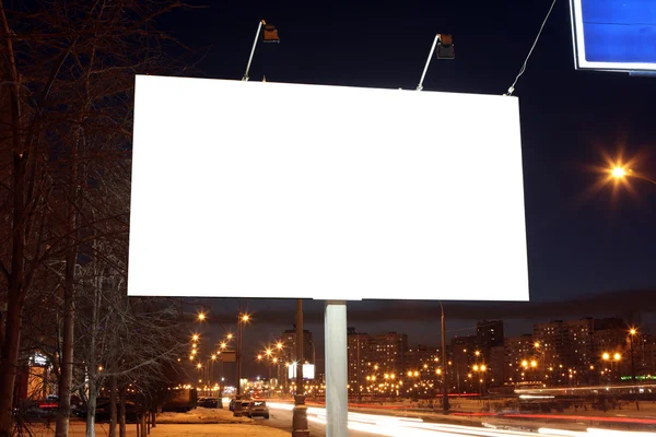 Lege langs de weg reclameborden bij avond in stad — Stockfoto