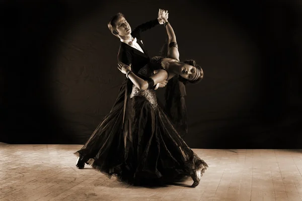 Danseurs dans la salle de bal isolé sur fond noir — Photo