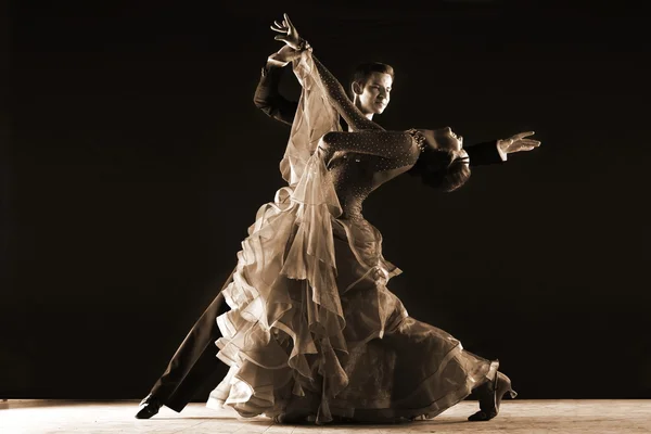 Bailarines en el salón de baile — Foto de Stock