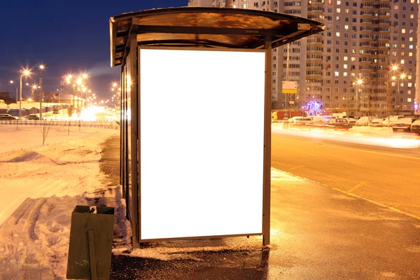 Panneau blanc à l'arrêt de bus — Photo